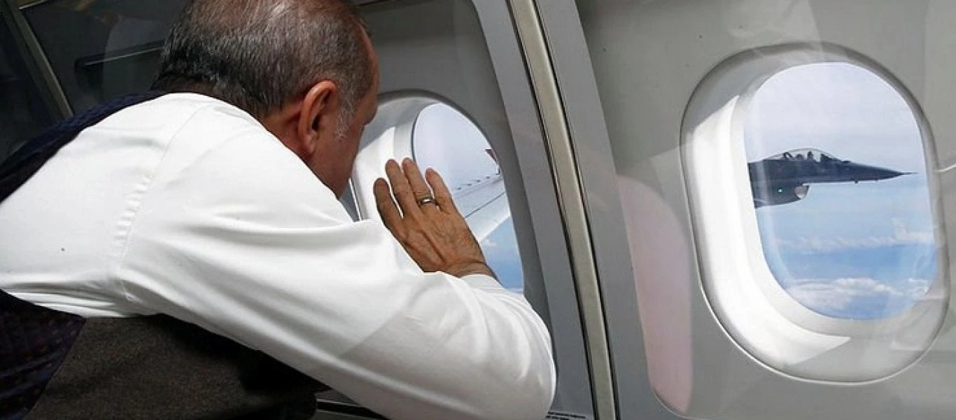 Ερντογάν όπως Πούτιν: Χαιρετά μαχητικά από το αεροσκάφος του (εικόνες, βίντεο)